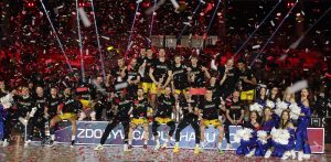 Radość koszykarzy Energi Trefla w Sosnowcu po zdobyciu Pucharu Polski, 22.02.2026 r. (PAP/Jarek Praszkiewicz)
